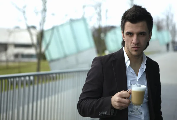 Porträt eines jungen attraktiven Geschäftsmannes, der Kaffee trinkt — Stockfoto