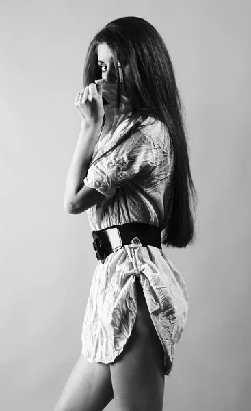 Портрет Модной Молодой Женщины Фанк Синей Рубашке Позирует Сером Фоне — стоковое фото