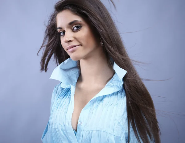 Porträt einer trendigen jungen Frau im flippigen blauen Hemd. — Stockfoto