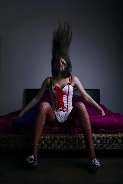 Mädchen Das Auf Dem Bett Sitzt Und Lange Haare Hat — Stockfoto