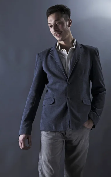 Mladý Atraktivní Muž Obleku Šedém Pozadí — Stock fotografie