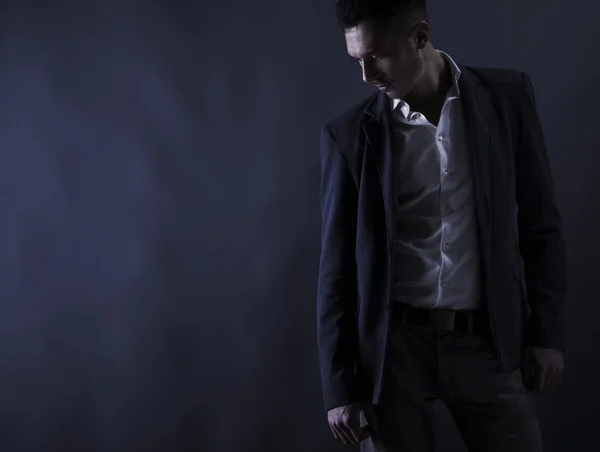 Junger Attraktiver Mann Anzug Auf Grauem Hintergrund — Stockfoto
