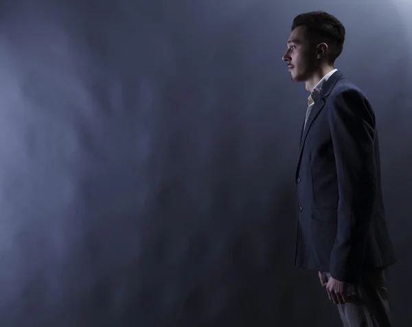 Gri Arka Plan Üzerinde Takım Elbiseli Genç Çekici Bir Adam — Stok fotoğraf