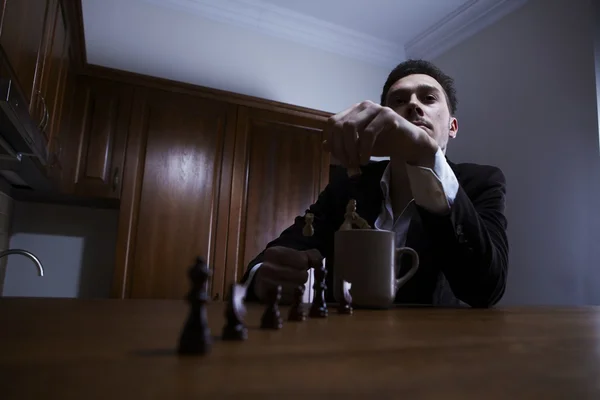 Přemýšlivý Muž Hodil Šachy Poháru — Stock fotografie
