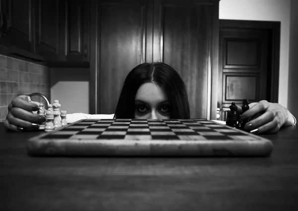 Vyděšená Dívka Hledá Mimo Šachovnici Foto — Stock fotografie
