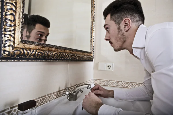 Man Takes Look Himself Mirror Photo — Stock Photo, Image