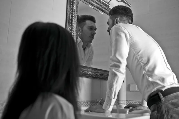 Adam Kendini Aynada Bir Görünüm Alır Fotoğraf — Stok fotoğraf