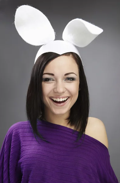 搞笑黑发在明亮与她头上的兔耳朵毛衣 — 图库照片