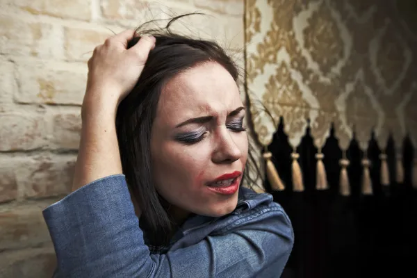 Deprimida Jovem Morena Com Batom Manchado Seu Rosto — Fotografia de Stock