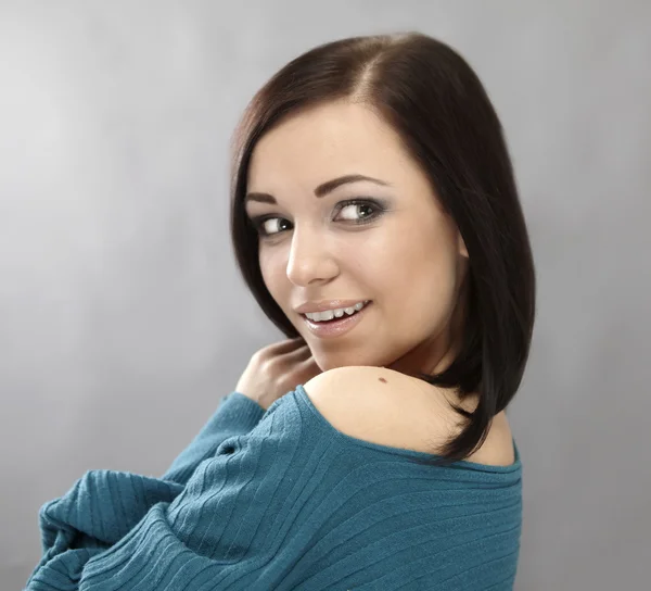 Mujer joven con un suéter turquesa. Estudio primer plano retrato de moda . — Foto de Stock