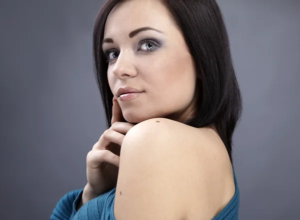 Uma jovem de camisola azul-turquesa. Estúdio close-up retrato de moda . — Fotografia de Stock