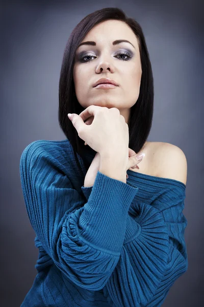 Junge Frau Türkisfarbenem Pullover Atelier Nahaufnahme Mode Porträt — Stockfoto