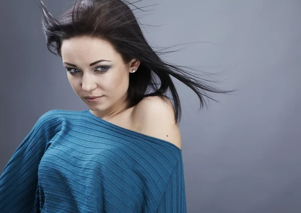 Ung kvinna i en turkos tröja. Studio närbild mode porträtt. — Stockfoto