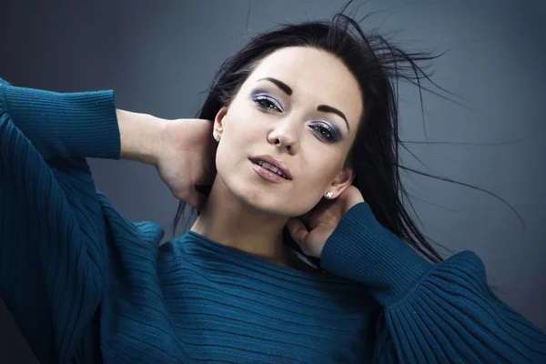 Молода жінка в бірюзовому светрі. Портрет моди студії крупним планом . — стокове фото
