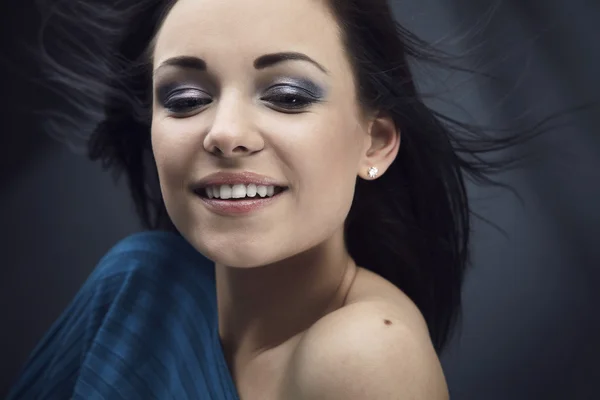 Jonge Vrouw Een Turquoise Trui Studio Close Mode Portret — Stockfoto