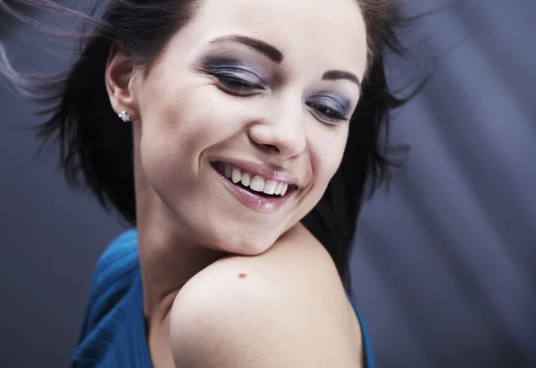 Jonge vrouw in een turquoise trui. Studio close-up mode portret. — Stockfoto