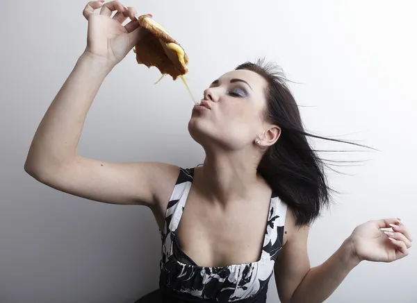 Mujer divertida sosteniendo un sándwich — Foto de Stock
