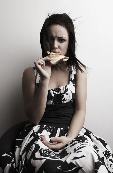 Забавная Женщина Держит Сэндвич — стоковое фото