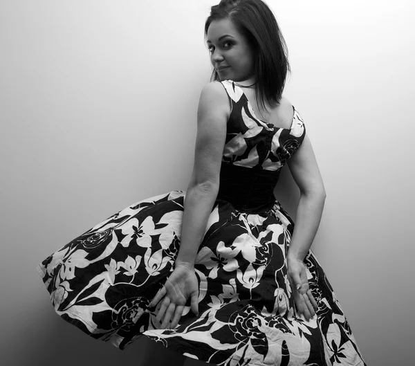 古典的なドレスで美しい感情的なブルネットのスタジオの写真 — ストック写真