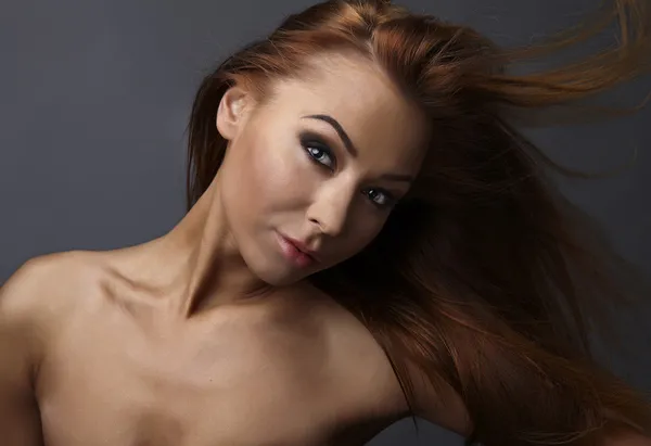 Attraktiv ung kvinna med rött hår — Stockfoto