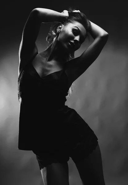 Femme sexy posant sur fond sombre . — Photo