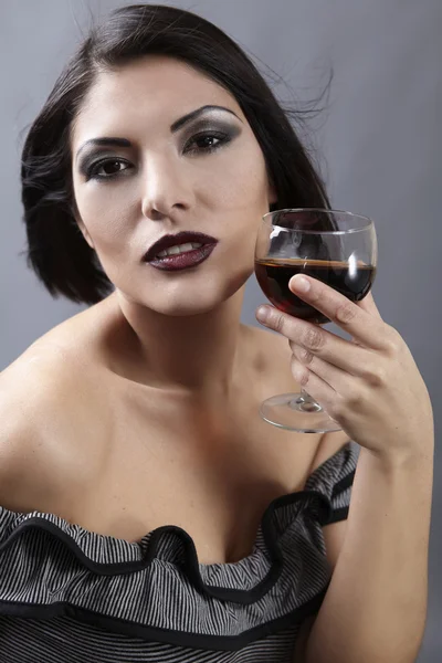 Stúdió portré gyönyörű barna gazdaság egy üveg bor. — Stock Fotó