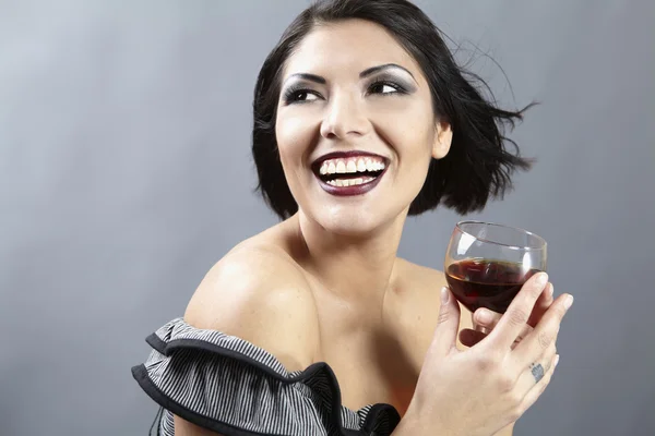Студийный портрет красивой брюнетки с бокалом вина . — стоковое фото