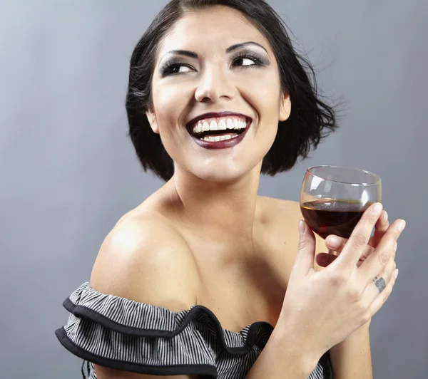 Estudio retrato de la hermosa morena sosteniendo un vino de copa . —  Fotos de Stock