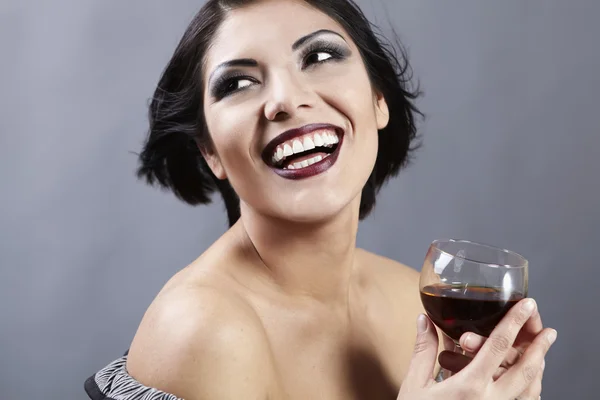 Estudio retrato de la hermosa morena sosteniendo un vino de copa . —  Fotos de Stock