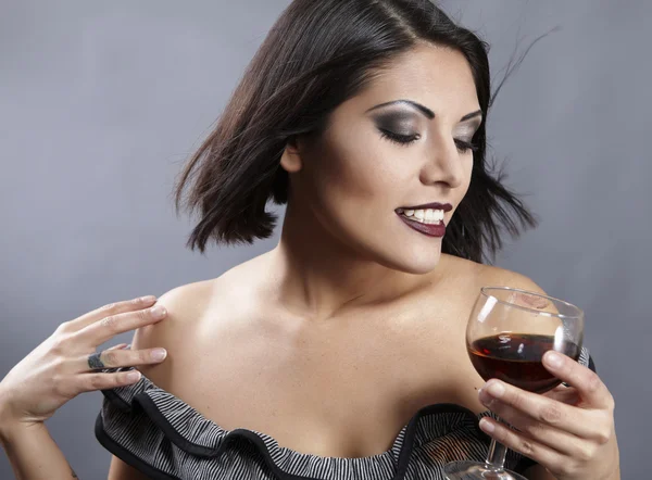 Retrato de estúdio de bela morena segurando um vinho de vidro . — Fotografia de Stock