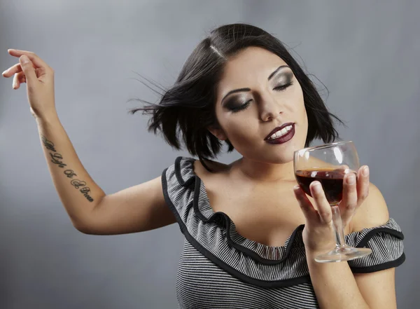 Retrato de estúdio de bela morena segurando um vinho de vidro . — Fotografia de Stock