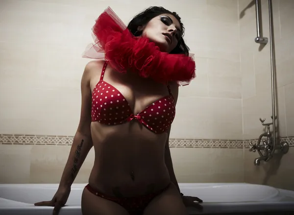 Menina latina em um banheiro com um jabot teatral no pescoço — Fotografia de Stock