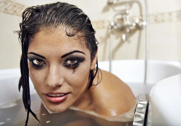 美丽的拉丁裔女人洗澡 — 图库照片