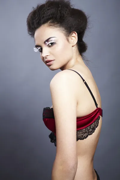 Jeune modèle sexy sur soutien-gorge rouge — Photo