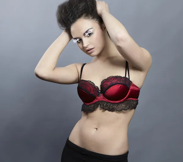Молода сексуальна модель на червоному бюстгальтері — стокове фото