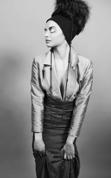 美容ブルネットの流行のスタイル。黒の白い写真. — ストック写真