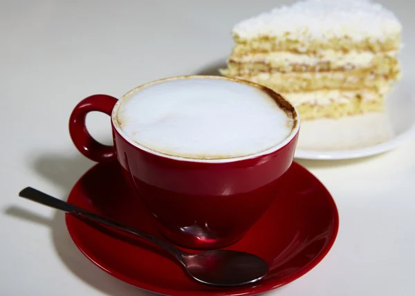 Café espumoso y pastel de chocolate — Foto de Stock
