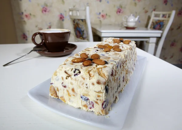 Witte crème ijsvorming cake met vruchten en amandelen — Stockfoto