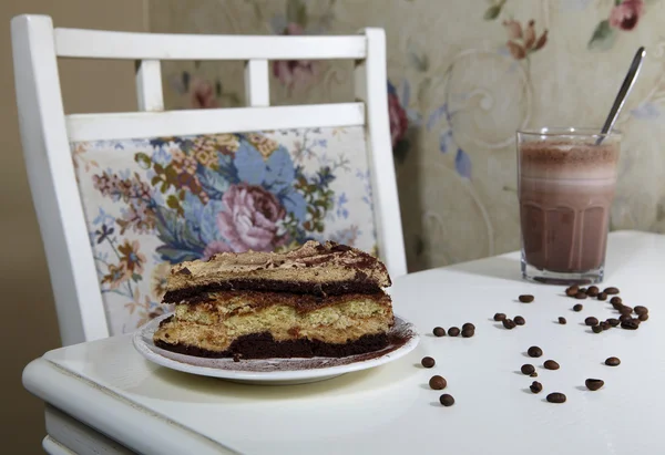 Köpüklü kahve ve çikolata kek — Stok fotoğraf