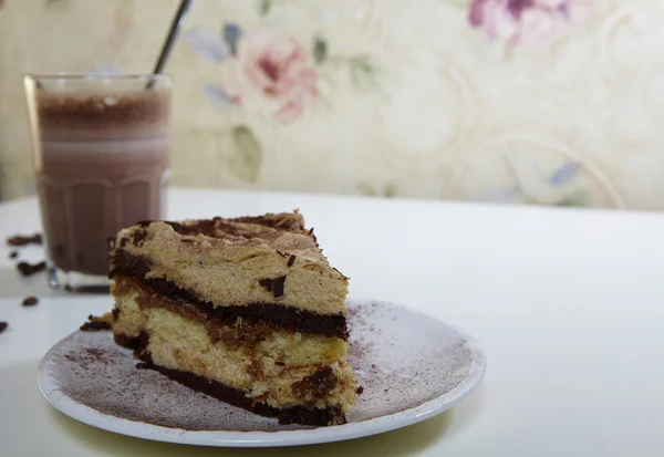 Schaumiger Kaffee und Schokoladenkuchen — Stockfoto