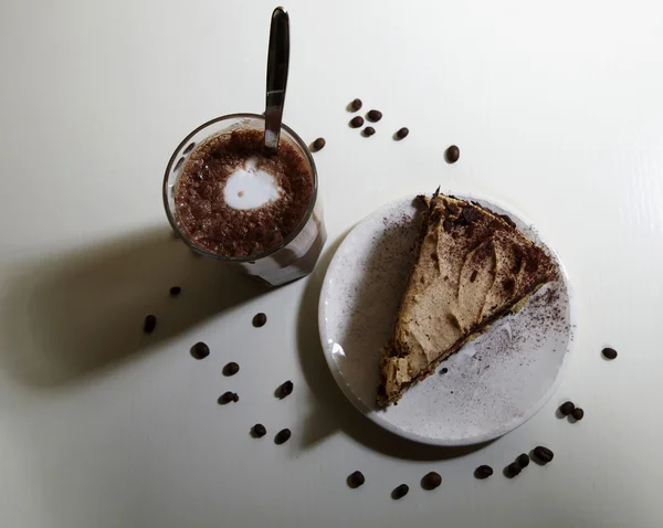 Schaumiger Kaffee und Schokoladenkuchen — Stockfoto