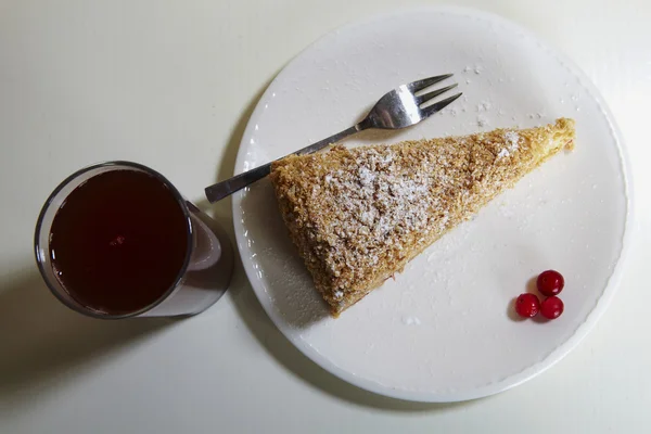 Stuk berry taart en glas van een bessen sap — Stockfoto