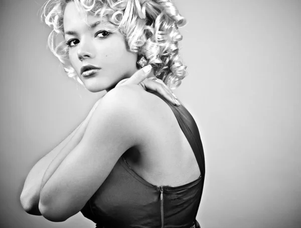 Czarno biały portret Młoda blondynka w sukni moda — Zdjęcie stockowe