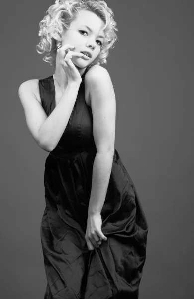 Schwarz-weißes Porträt eines jungen blonden Mädchens im Modekleid — Stockfoto