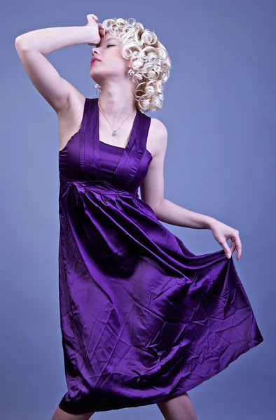 Mladá teen žena nosí purpurové šaty — Stock fotografie
