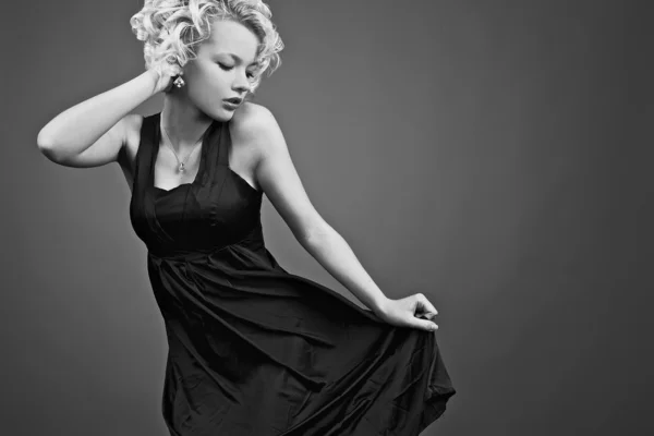 Noir-blanc Portrait de jeune fille blonde en robe de mode — Photo
