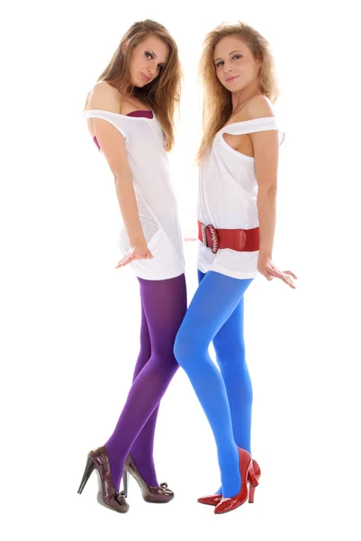 Zwei junge Frauen in farbigen Strümpfen — Stockfoto