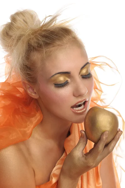 Όμορφη γυναίκα σε χρυσό με μήλο — Φωτογραφία Αρχείου