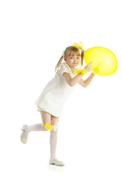 Κορίτσι με κίτρινο μπαλόνι — Φωτογραφία Αρχείου