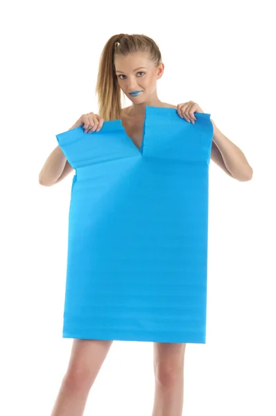 Giovane donna con foglio di carta blu — Foto Stock